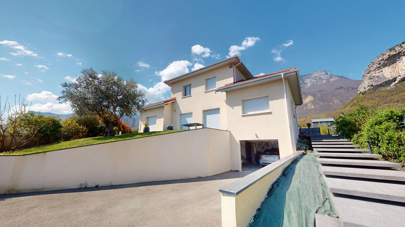 Maison - 140 m² - 5 pièces