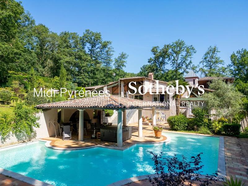 Maison - 661 m² - 19 pièces