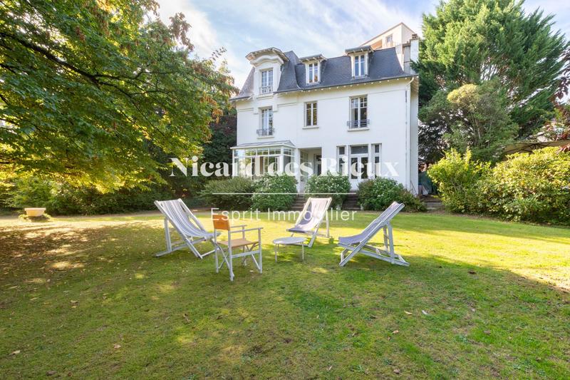 Maison - 236 m² - 10 pièces