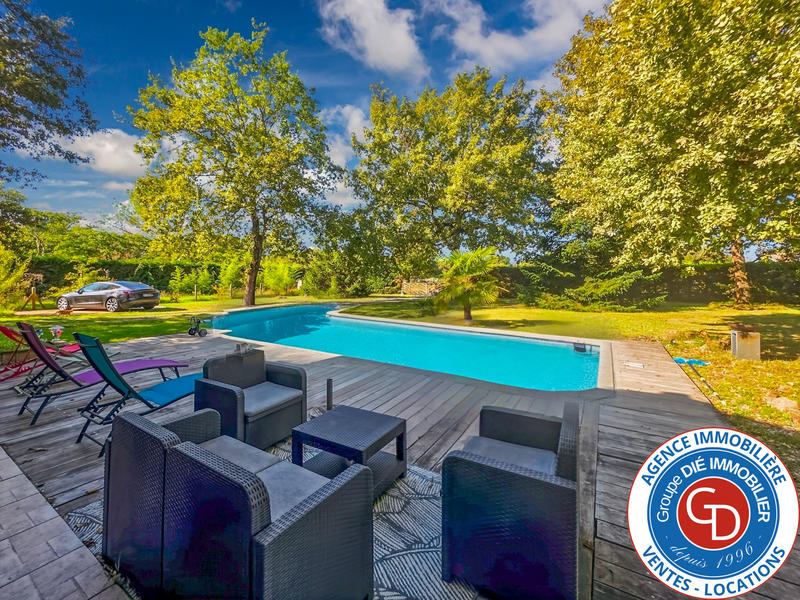 Maison - 184 m² - 8 pièces