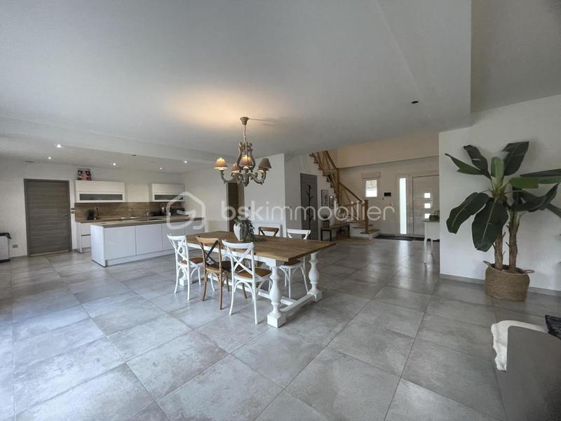 Maison - 222 m² - 7 pièces