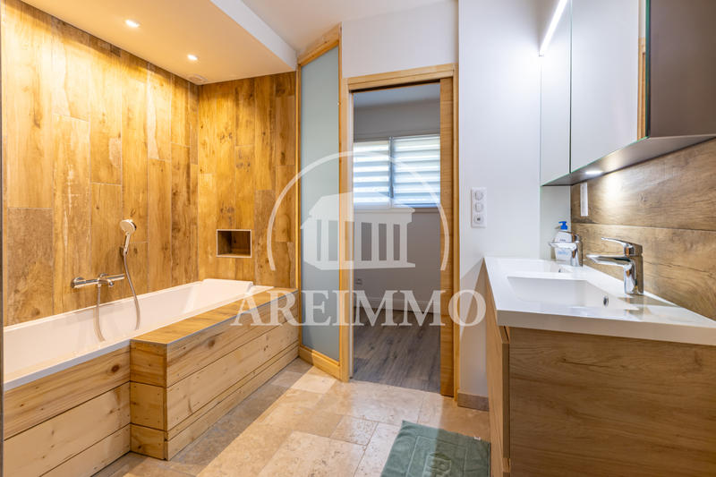 Maison - 228 m² - 11 pièces