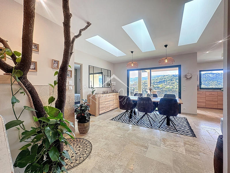 Propriété - 251 m² - 8 pièces