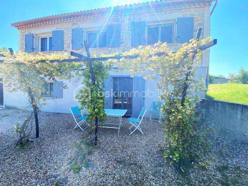 Propriété - 225 m² - 9 pièces