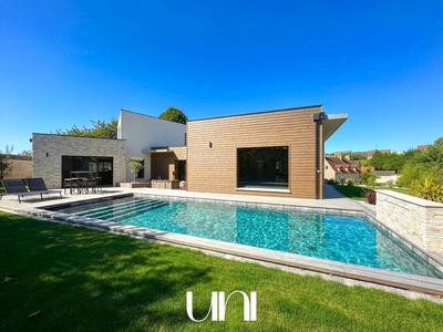 Maison - 300 m² - 6 pièces