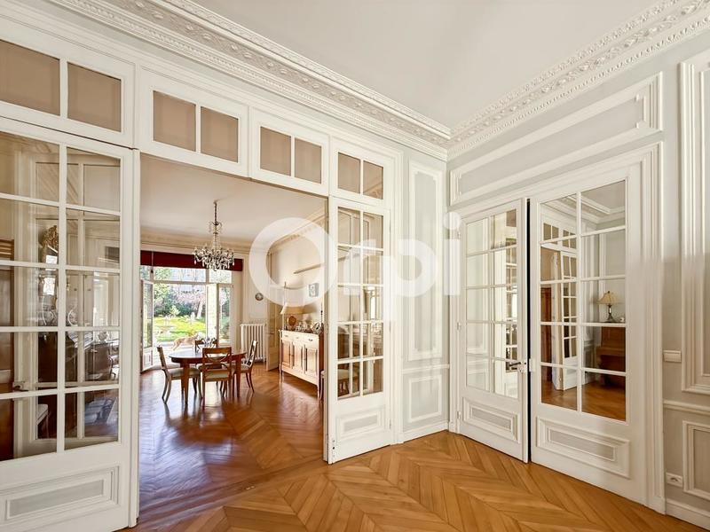 Maison - 350 m² - 11 pièces