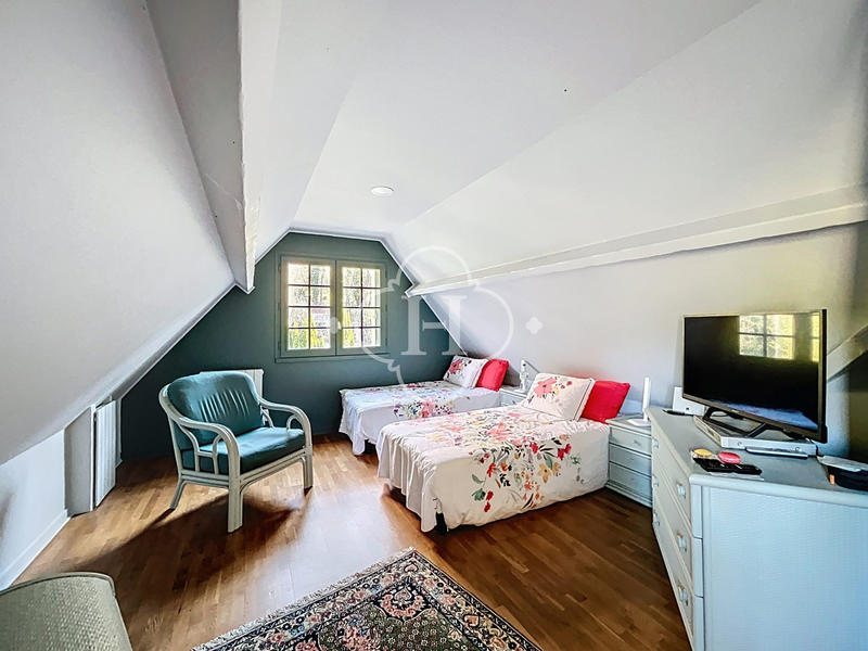 Maison traditionnelle - 185 m² - 8 pièces