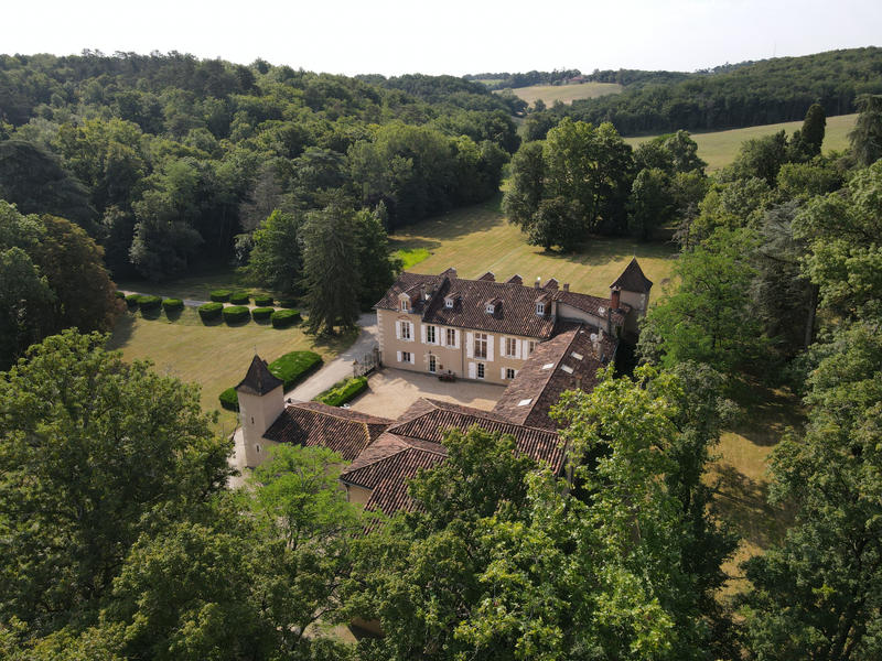 Propriété - 1 200 m² - 20 pièces