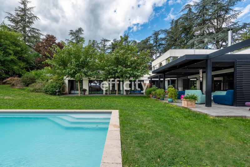 Maison - 292 m² - 10 pièces