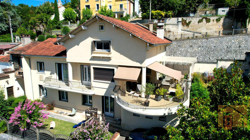 Maison - 300 m² - 11 pièces