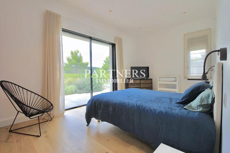 Maison - 270 m² - 8 pièces