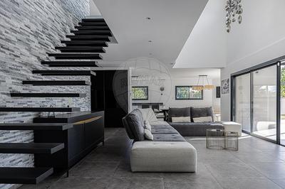 Maison - 222 m² - 7 pièces