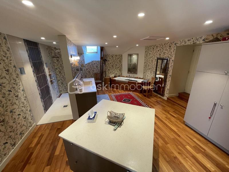 Demeure - 337 m² - 11 pièces