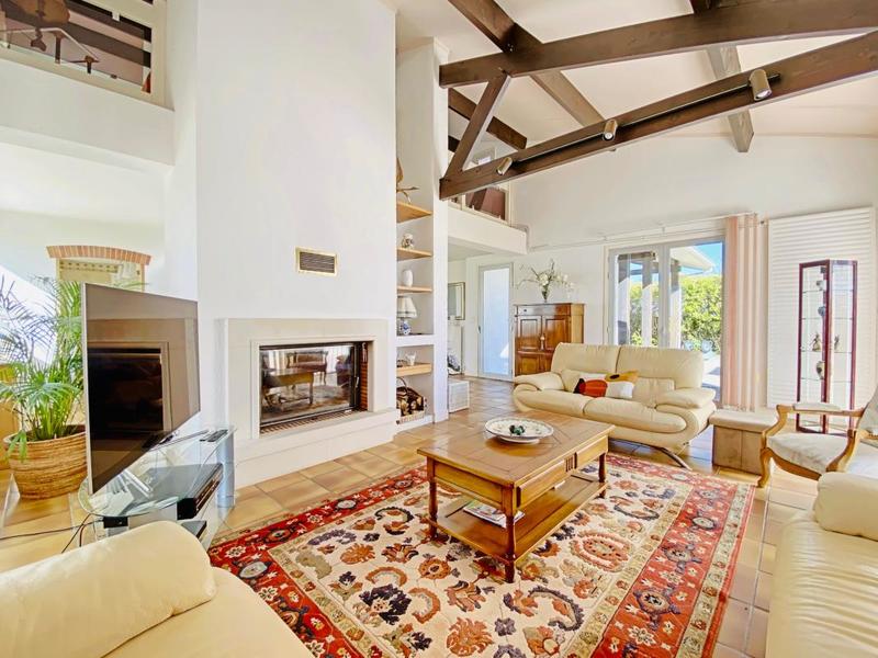 Maison - 230 m² - 8 pièces