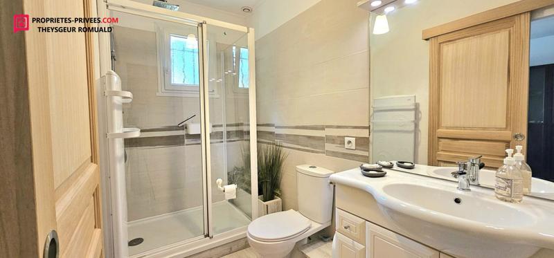 Maison - 250 m² - 8 pièces