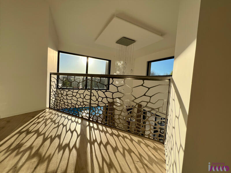 Villa - 235 m² - 9 pièces