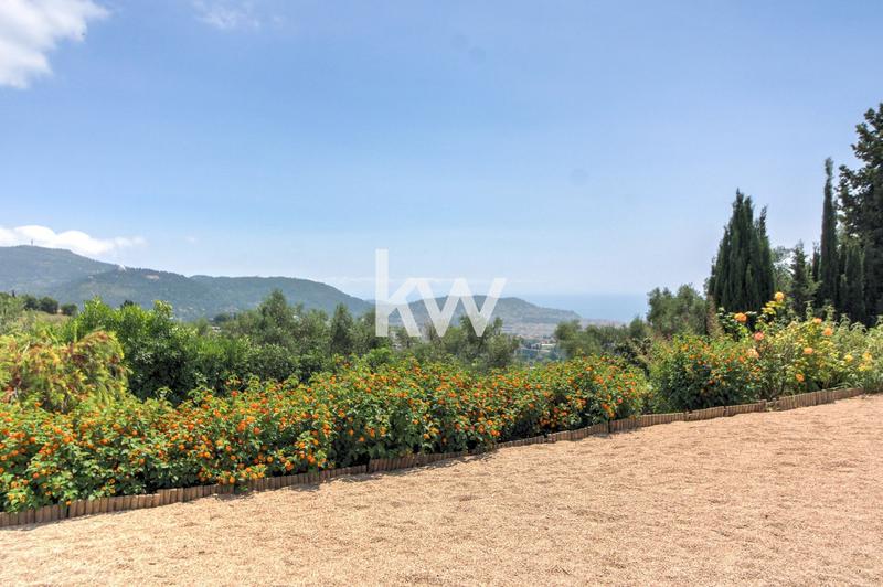 Maison - 225 m² - 8 pièces