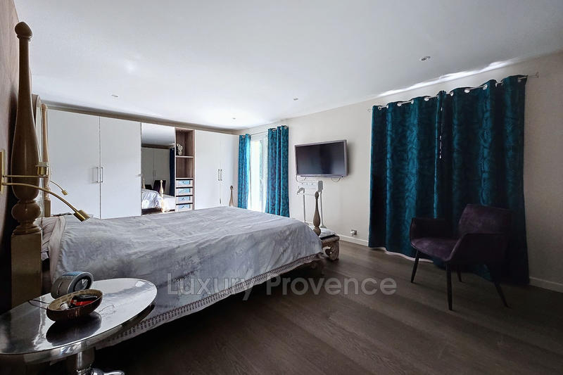 Propriété - 360 m² - 10 pièces