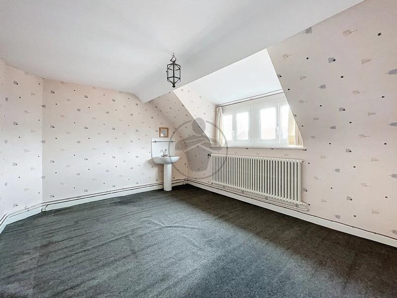 Maison - 212 m² - 8 pièces