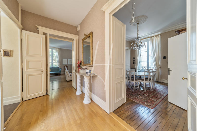 Appartement - 216 m² - 8 pièces