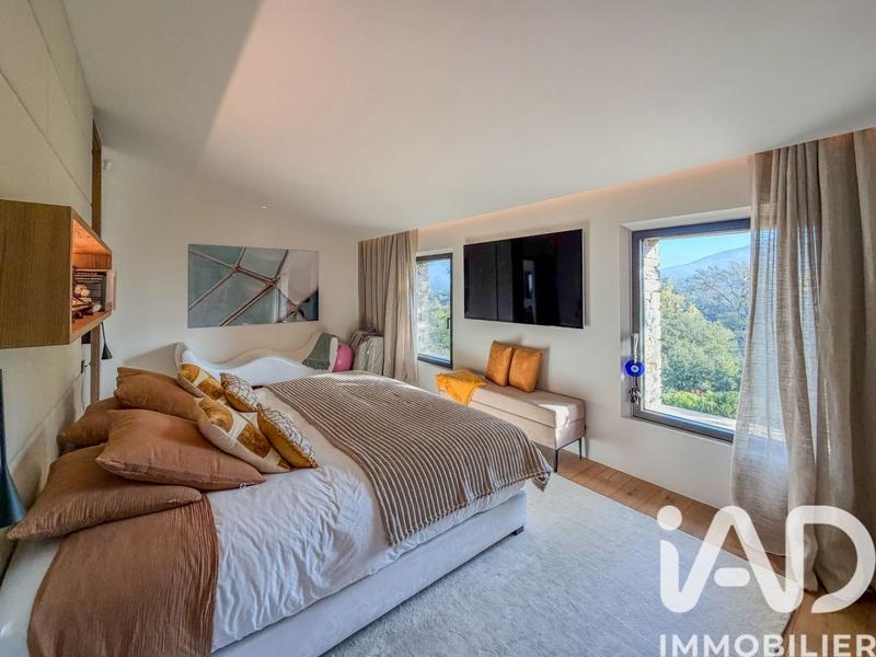 Maison - 245 m² - 5 pièces