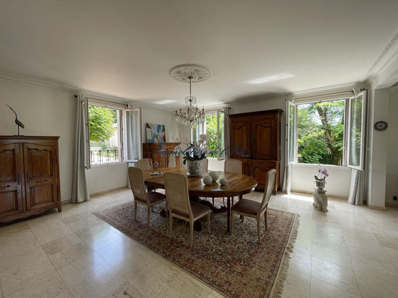 Maison - 285 m² - 8 pièces