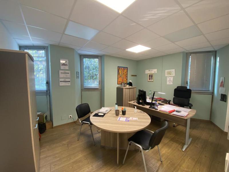 Bureau - 141 m² - 6 pièces