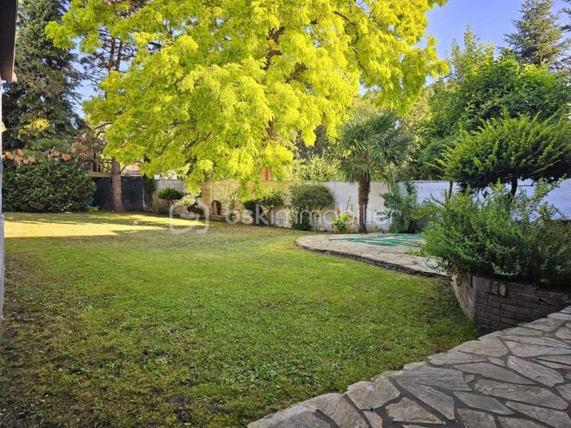 Maison - 240 m² - 8 pièces