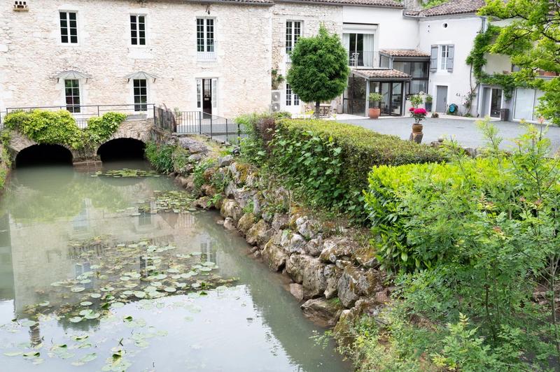 Maison - 750 m² - 16 pièces