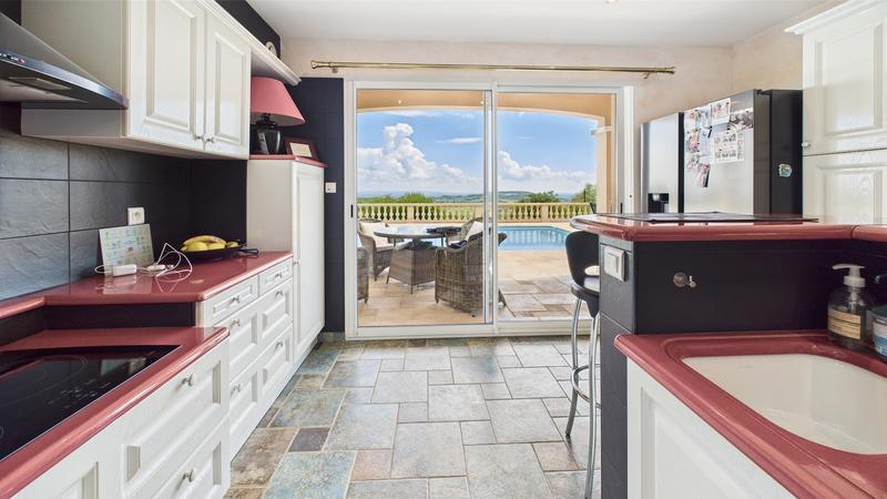 Propriété - 252 m² - 9 pièces