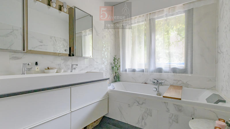 Maison - 300 m² - 8 pièces