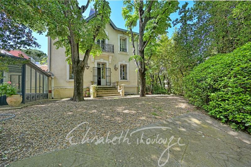 Maison - 240 m² - 9 pièces