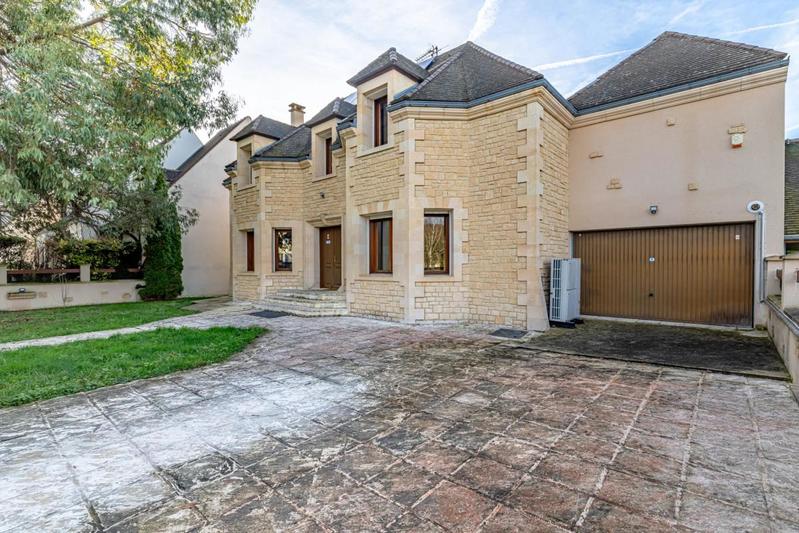 Maison - 230 m² - 10 pièces