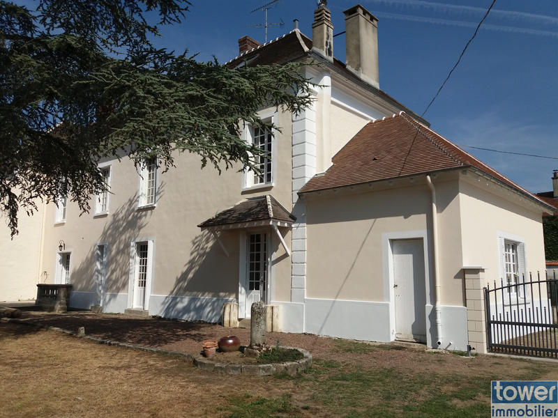 Propriété - 995 m² - 10 pièces