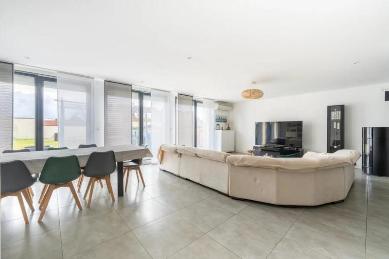 Maison - 225 m² - 8 pièces