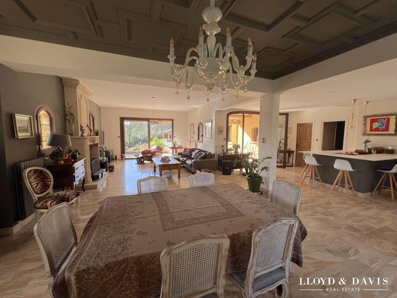 Maison - 275 m² - 9 pièces