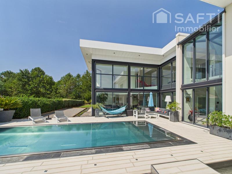 Maison - 390 m² - 9 pièces