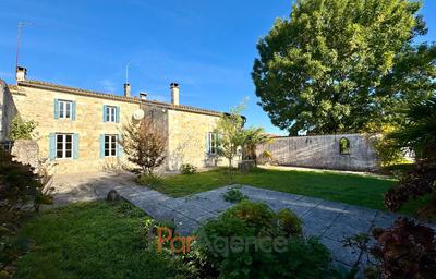 Maison - 241 m² - 8 pièces