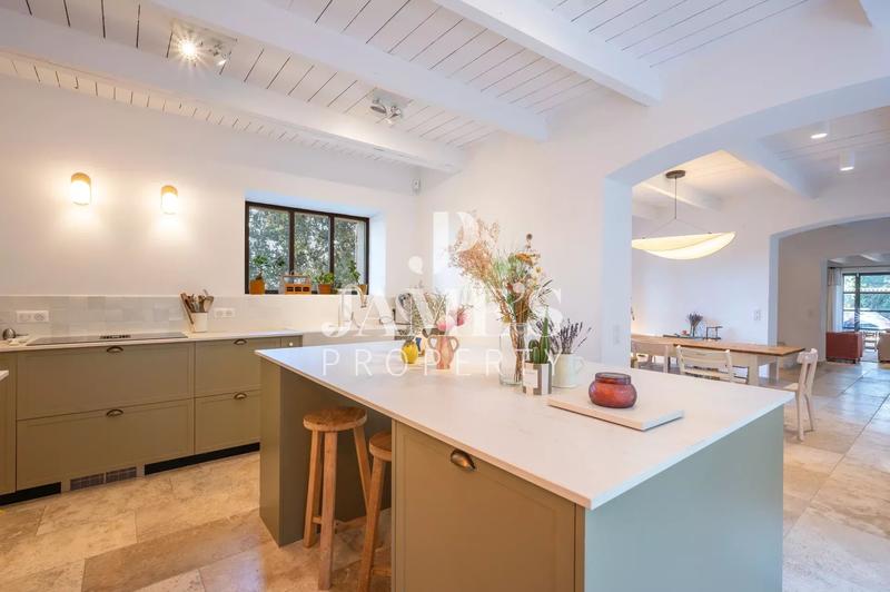 Maison - 258 m² - 9 pièces