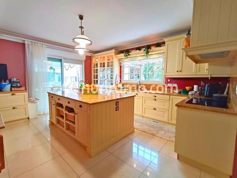 Maison - 280 m² - 6 pièces