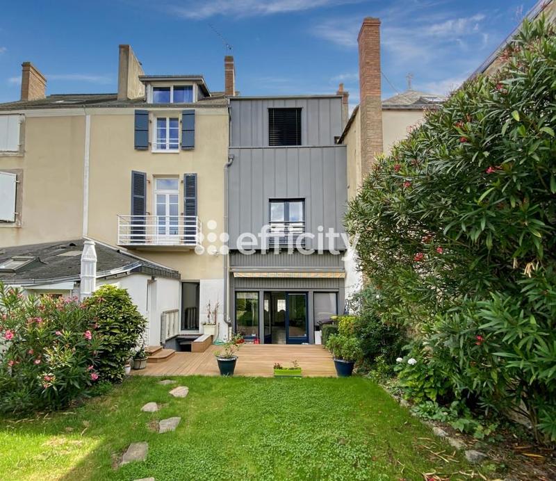 Maison - 223 m² - 9 pièces