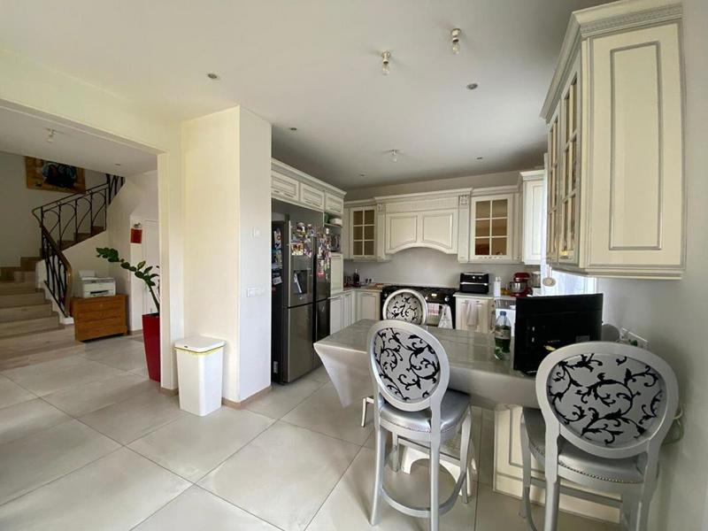 Maison - 230 m² - 6 pièces