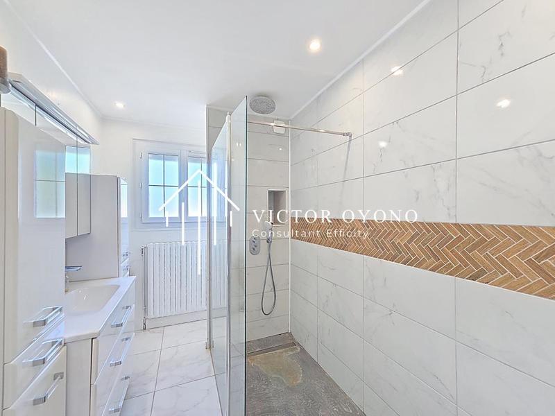 Maison - 250 m² - 9 pièces