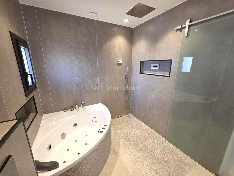 Maison - 259 m² - 10 pièces