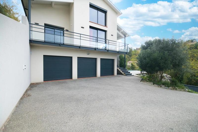 Villa - 245 m² - 9 pièces