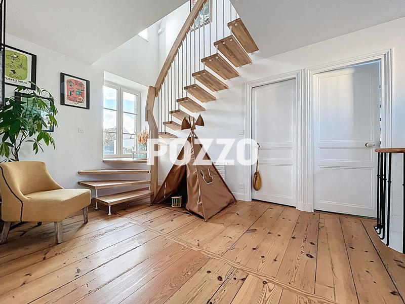 Maison - 223 m² - 8 pièces