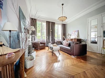 Maison - 300 m² - 9 pièces