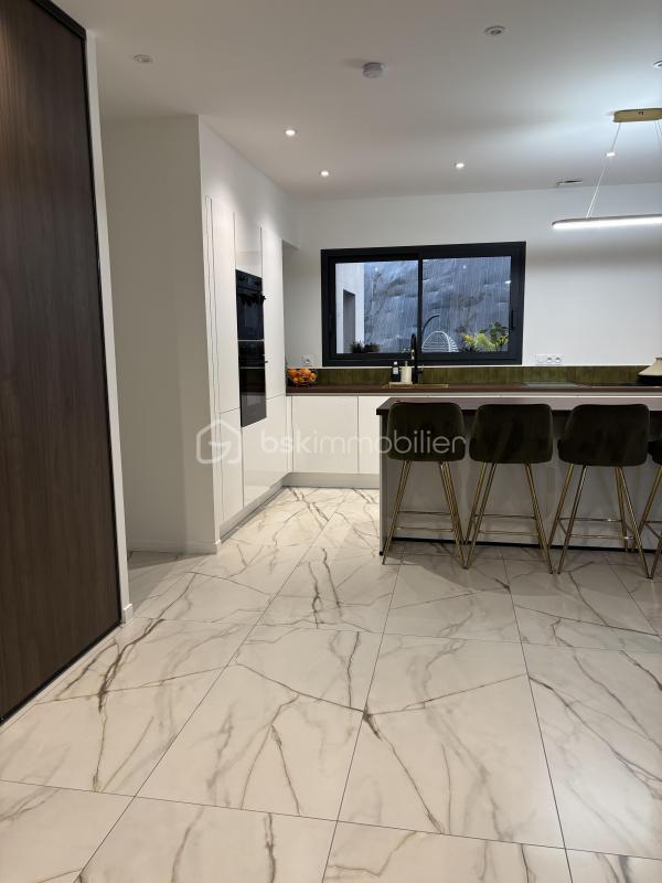 Maison - 243 m² - 7 pièces