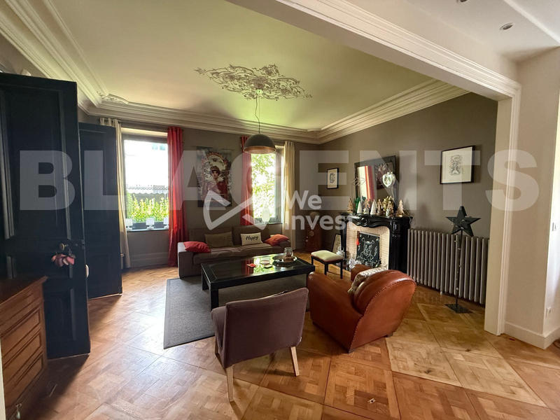 Maison - 390 m² - 5 pièces