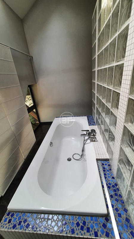 Maison - 256 m² - 8 pièces